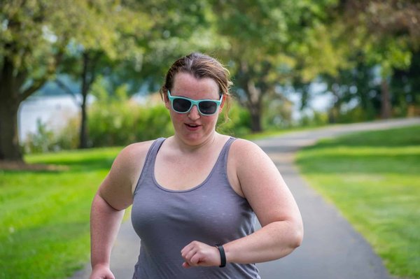 Comment utiliser un Fitbit Charge pour suivre les activités quotidiennes et la santé ?